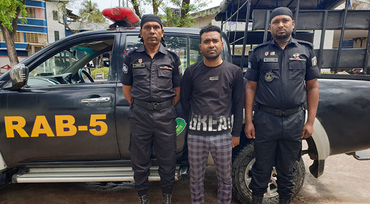 নওগাঁয় আগ্নেয়াস্ত্র-গোলাবারুদসহ সন্ত্রাসী আটক